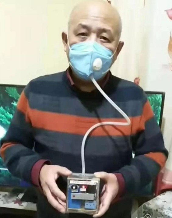 配备了空气过滤器和扩音装置的防病毒口罩 配备了空气过滤器和扩音装置的防病毒口罩